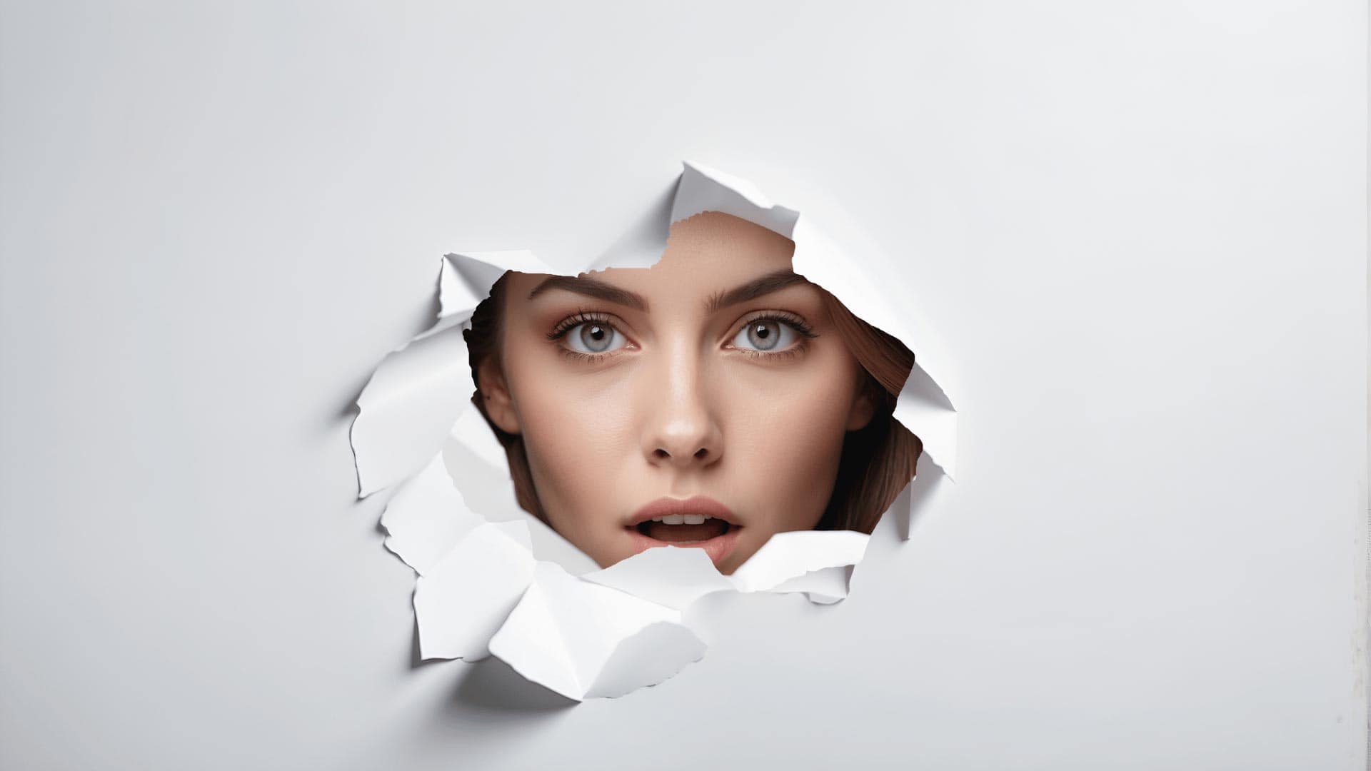 Durchbruch im Design: Frauenportrait mit überraschendem Blick durch zerbrochenes Weißpapier – Kreativität und Innovation in der Mediengestaltung.