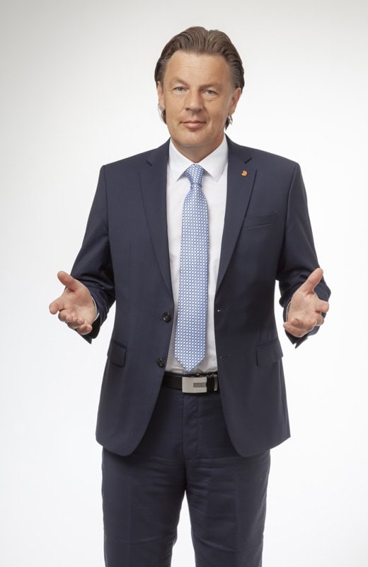 Innovativer Geschäftsmann in Anzug, Präsentation, Beratung, Business, Erfolg, professionell, Meeting, Karriere, Executive.