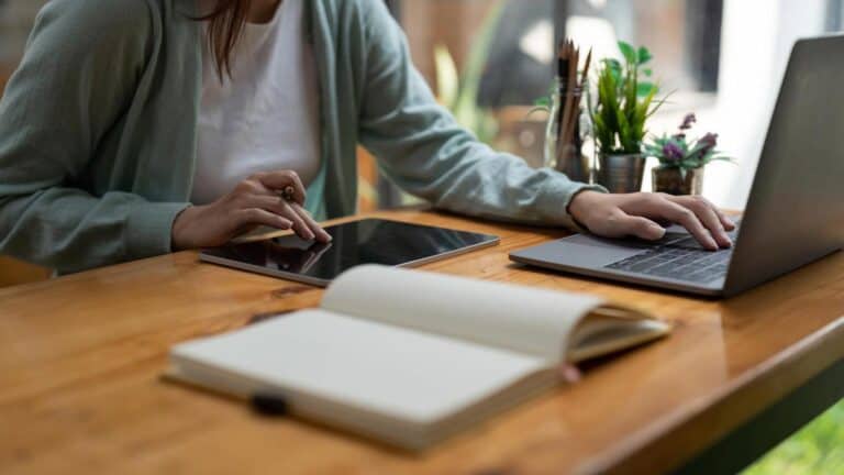 - Moderner Arbeitsplatz mit Laptop, Grafik-Tablet und Notizbuch für professionelle Beratung und Training bei Slamanig Consulting & Training.