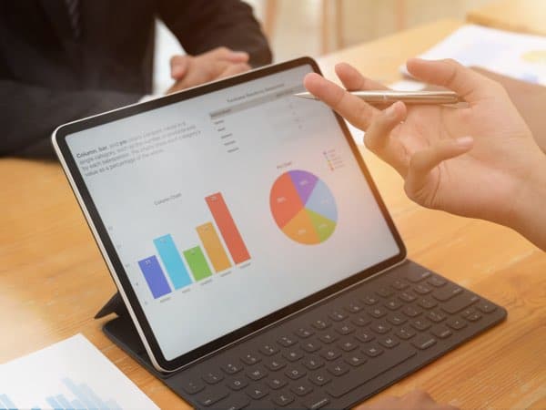 Datenanalyse auf Tablet mit Chart und Diagramm, Business-Meeting, Digitales Marketing, professionelle Beratung, Unternehmensstrategie.