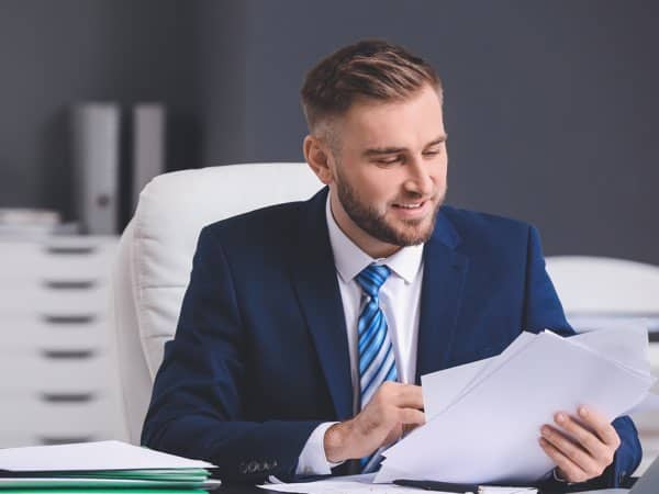 Datenbanksuche, Geschäftsmann im Büro, professionelles Arbeitsumfeld, Business-Meeting, Büroangestellter, geschäftlich, modern, Erfolg, Büroarbeit.