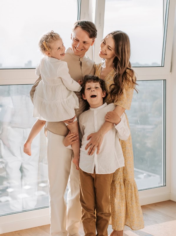 Familie, Glück, Kinder, Zusammenhalt, Wohnraum, moderne Wohnung, Familienmomente, Indoor, Gemütlichkeit, Eltern, Kinder lachen, Zabcker, positive Atmosphäre.