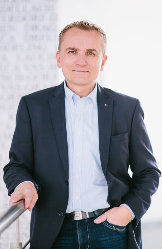 Professioneller Mann in Businesskleidung, innovatives Unternehmen, Management & Business Beratung, Unternehmensstrategie, Erfolg.