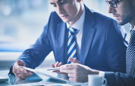 Moderne Geschäftsleute bei einer Beratungssitzung, Fokus auf Teamarbeit und professionelle Kommunikation im Business-Umfeld.