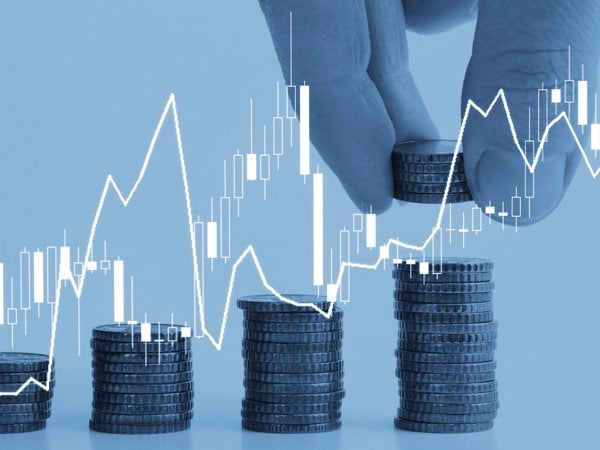 Steigende Münzstapel mit Finanzdiagramm, Symbol für Erfolg, Investitionen, Wirtschaftswachstum und Finanzberatung bei Slamanig Consulting & Training.