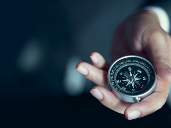 Kompass in Hand, Orientierung, Führung, strategische Planung, Business Beratung, Scrum, Agilität, Consulting, Coaching.