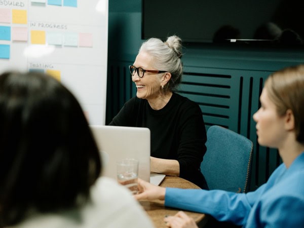 Erfahrene Trainerin bei Power-Workshop, professionelle Beratung, interaktive Schulung, Business-Coaching, Erfolg durch Training.