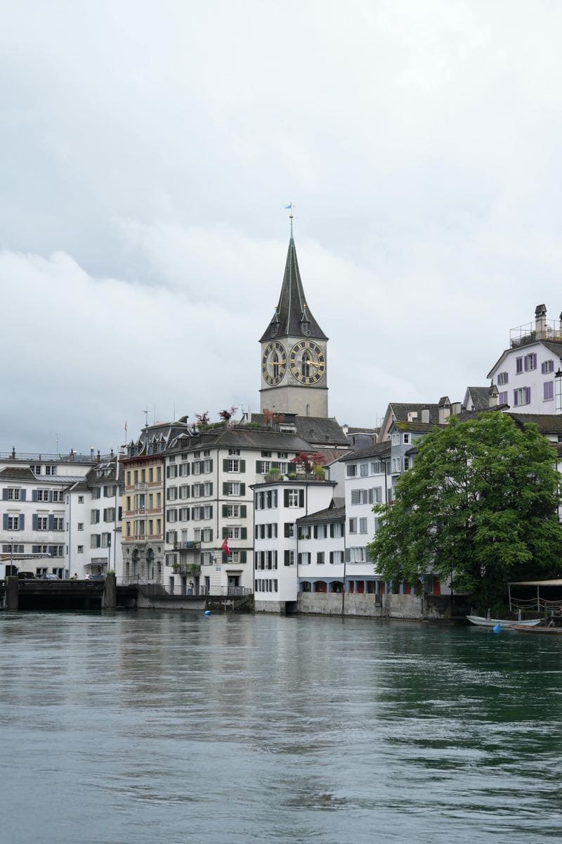 Historisches Zürich mit malerischer Altstadt am Wasser, Schweizer Wahrzeichen, ideal für Geschäfts- und Beratungssinn.