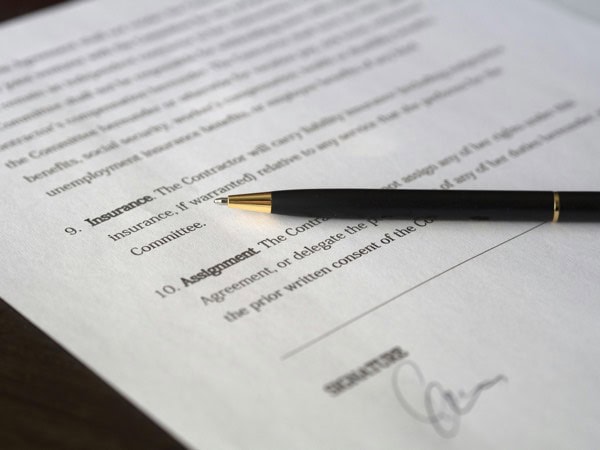 Vertrag, Dokument, Stift, Unterschrift, Geschäft, rechtlich, Unterschriftenseite, Büro, Formalitäten, unterschreiben, Arbeitsrecht, Compliance, Geschäftsabschluss.
