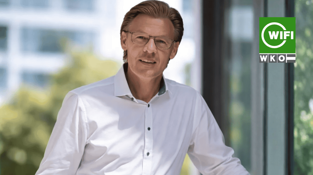 Erfahrener Geschäftsmann im modernen Büro, symbole für digitales Arbeiten, WLAN-Logo betont Internetzugang, Fokus auf Business-Training & Beratung.