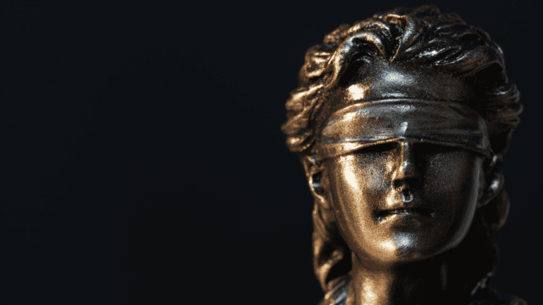Bronzeskulptur einer Frau mit Augenbinde, symbolisiert Blindheit oder Unwissenheit im Management, künstlerisch und ausdrucksstark.